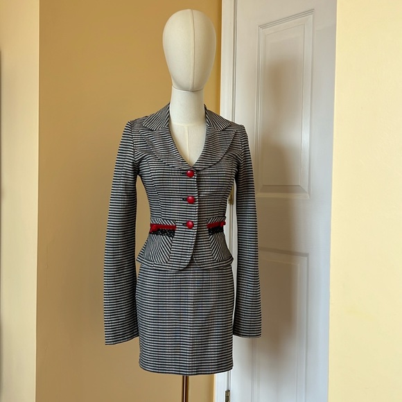 Ladies Suit, includes mini skirt and blazer, size XS - Picture 2 of 7
